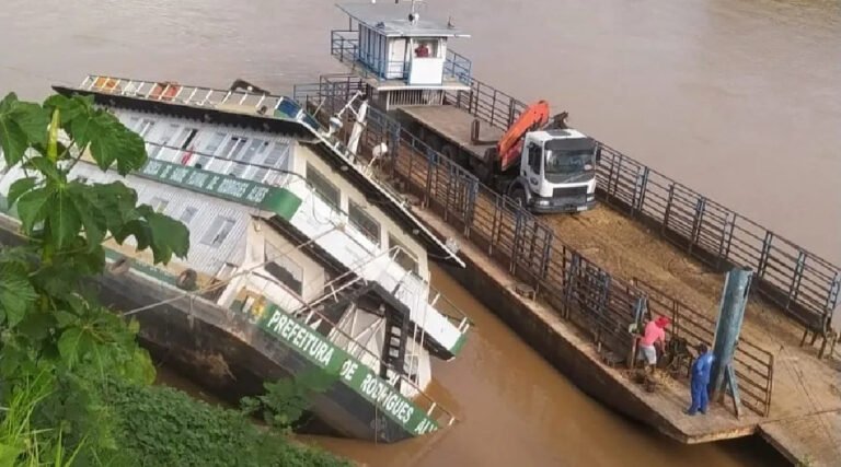 Corpo de Bombeiros realiza resgate de UBS fluvial parcialmente afundada em Rodrigues Alves