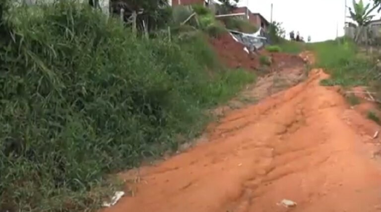 Em Cruzeiro do Sul, obras inacabadas na Rua Antônio Carlos de Lima colocam moradores em risco na temporada de chuvas