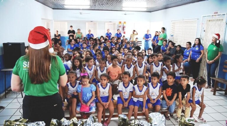 Governo do Estado distribui brinquedos em ação solidária na Escola Maria da Conceição Lima