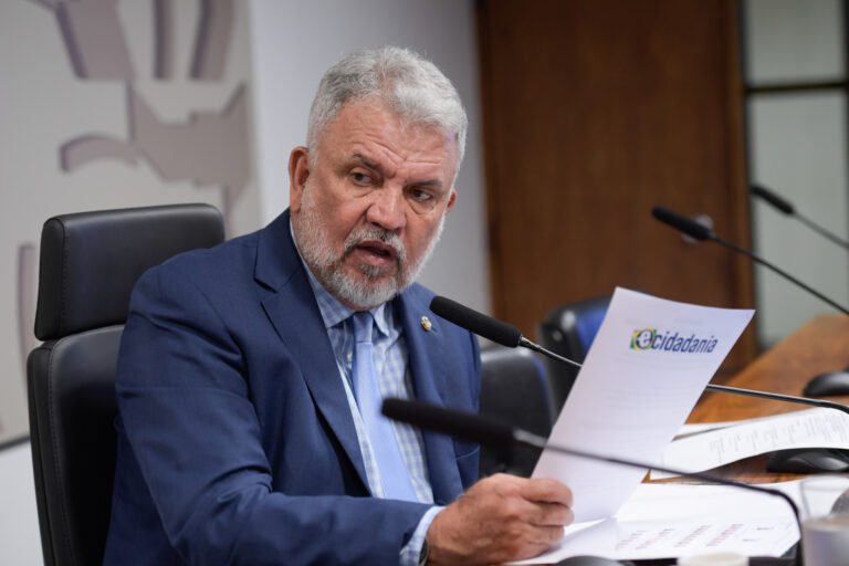 Petecão anuncia pagamento de R$ 7,9 milhões para aquisição de 15 rolos compactadores para o Acre