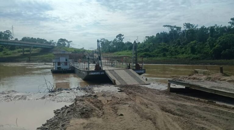 Balsa do Rio Caeté continua inoperante e tráfego de veículos ocorre pela ponte danificada