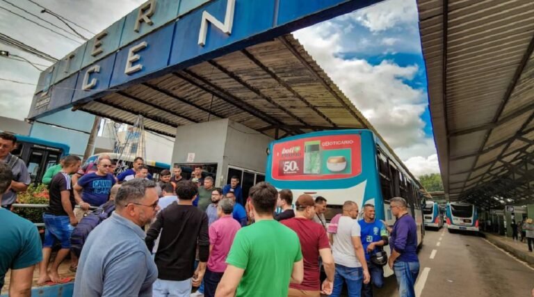 Motoristas de ônibus paralisam atividades em Rio Branco alegando atraso de salários