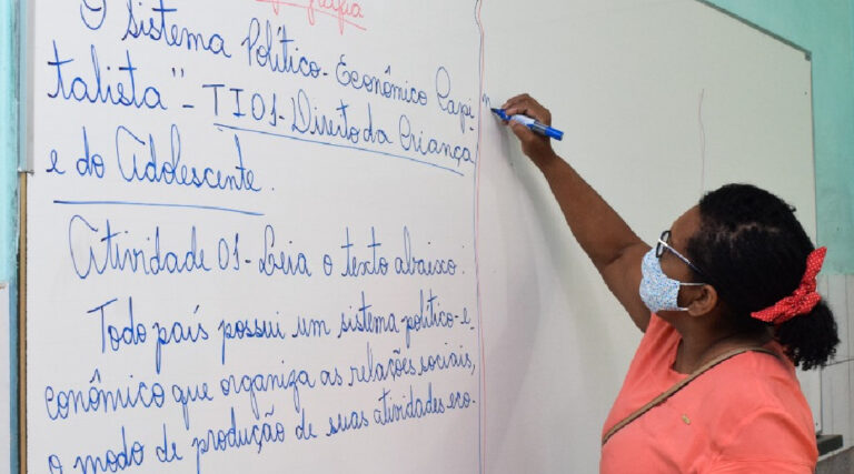 Em Cruzeiro do Sul, professores receberão pagamento de férias e terão reajuste salarial