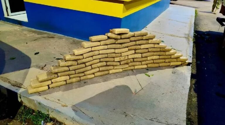 PRF apreende 78 kg de haxixe em veículo transportado por guincho na BR-364 no Acre