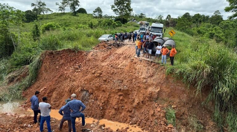 Trabalho emergencial na BR 364 busca liberação até as 13h, garante engenheiros