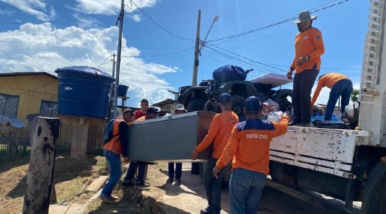 Defesa Civil de Cruzeiro do Sul atua com 30 homens no auxílio as famílias atingidas por desmoronamentos e deslizamentos de terra