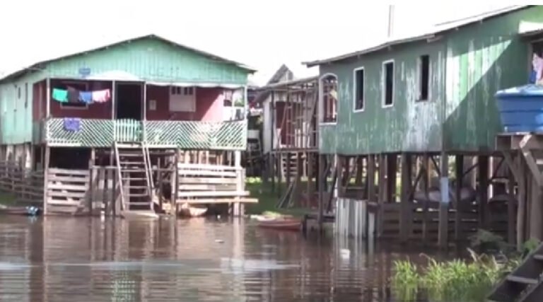 Nível do Rio Juruá atinge cota de alerta e bairro da lagoa é atingido