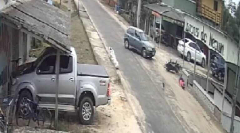Vídeo: Câmera de segurança registra acidente envolvendo carro, moto e pedestre em Mâncio Lima