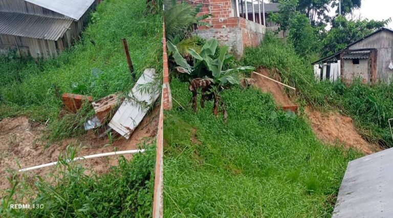 Chuva prolongada em Cruzeiro do Sul causa três deslizamentos de terra e mobiliza Defesa Civil