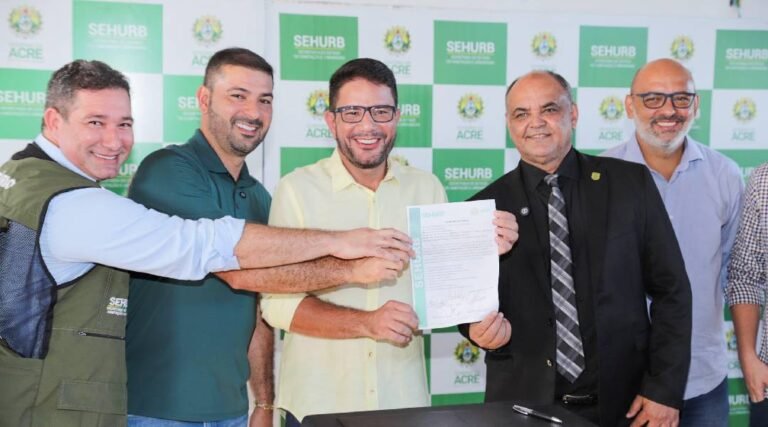 Convidado por Gladson, Nicolau Jr prestigia ato que autoriza construção de casas e outras obras na Cidade do Povo