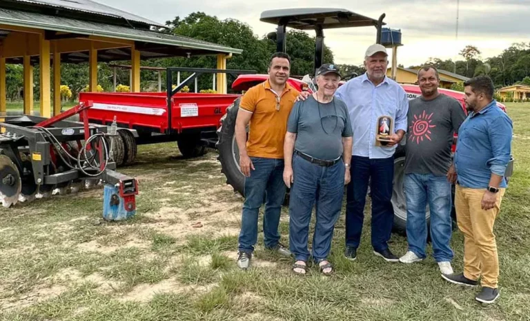 Petecão visita a Fazenda da Esperança em Mâncio Lima e entrega trator e implementos agrícolas