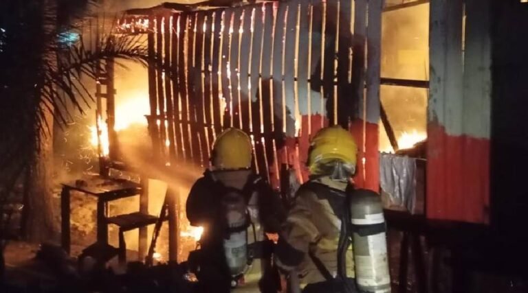 Incêndio atinge casa abandonada no centro de Cruzeiro do Sul e Bombeiros evitam propagação