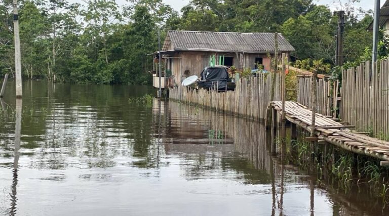Cheia do Rio Juruá já deixa 323 casas sem energia em Cruzeiro do Sul e Energisa repassa orientações de segurança para os moradores