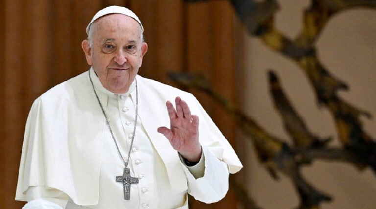 Papa Francisco teve dois episódios de insuficiência respiratória, segundo Vaticano