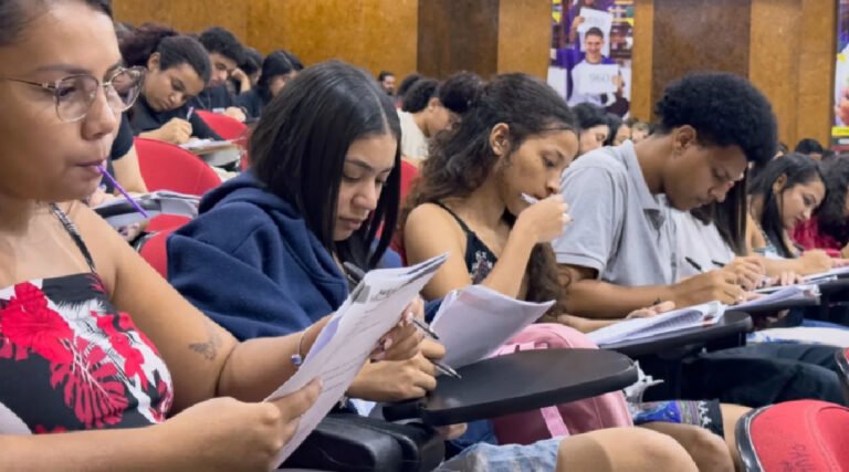 Número de pessoas com ensino superior no Acre cresce mais de 600% em três décadas