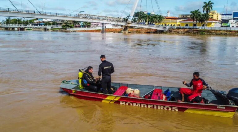 Bombeiros retomam busca por jovem que desapareceu após pular da ponte
