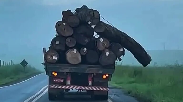 Caminhão com carga mal amarrada é flagrado pela PRF no Acre