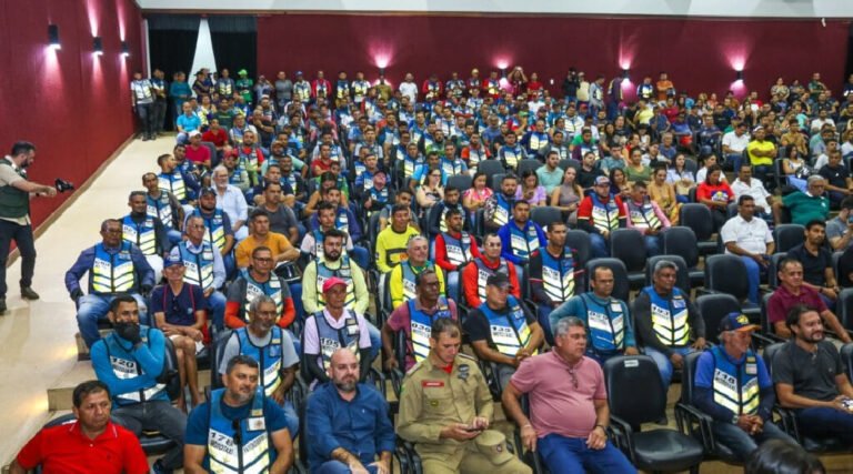 Em Cruzeiro do Sul, governo entrega CNHs sociais, coletes e capacetes em cerimônia no Teatro dos Náuas