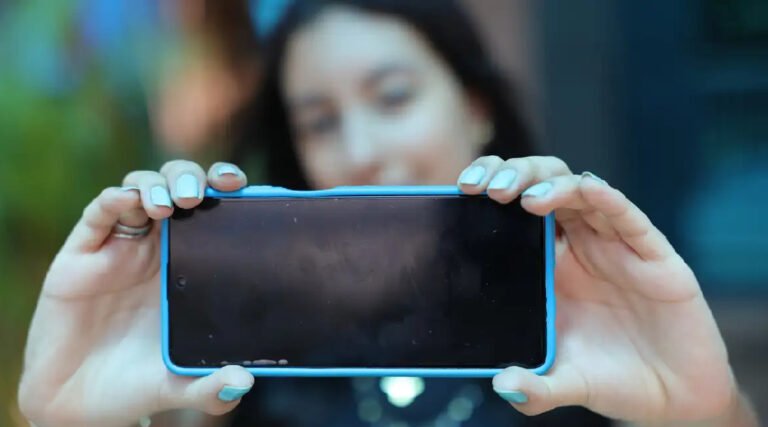 Conselho de Educação edita diretrizes sobre celular em sala de aula