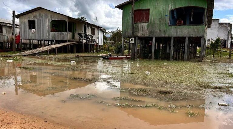 Rio Juruá ameaça bairros ribeirinhos em Cruzeiro do Sul e famílias se preparam para ir para casa de parentes