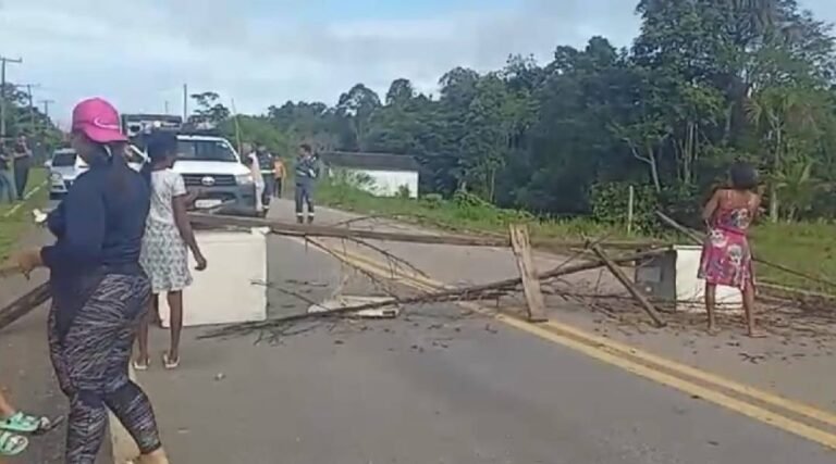 Moradores da Vila Lagoinha em Cruzeiro do Sul fecham BR-364 em protesto por falta de médicos e serviços de saúde