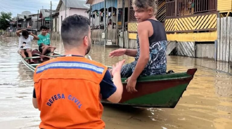 Com mais de 1m acima da cota de transbordo, Rio Tarauacá desaloja 28 famílias no município