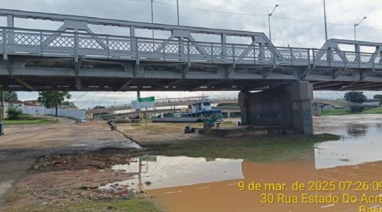 A 24 centímetros do transbordamento, Rio Acre já alcança o bairro da Base na capital