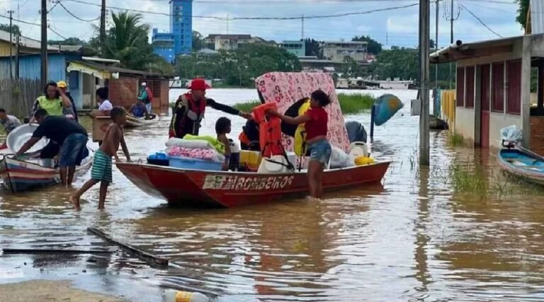 Cheia do Rio Juruá em Cruzeiro do Sul já retirou 33 famílias e aumento no nível da água exige mais abrigos