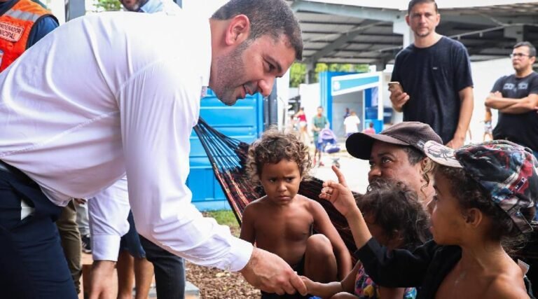 Bocalom apresenta abrigo de afetados pela enchente ao presidente da ALEAC, Nicolau Jr