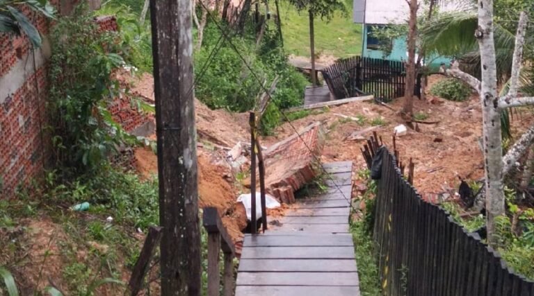 Deslizamento de terra no bairro da Cohab causa prejuízos e compromete acesso de moradores em Cruzeiro do Sul