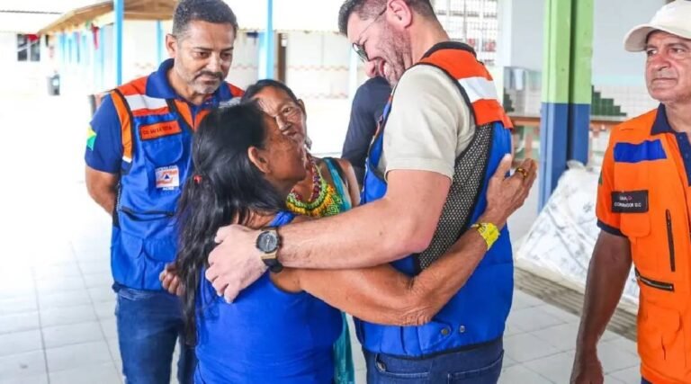 Governador visita abrigo de famílias indígenas afetadas pela cheia do Rio Juruá