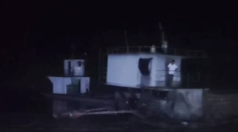 Balsa de Rodrigues Alves fica à deriva e precisa ser resgatada em meio a chuva e correnteza