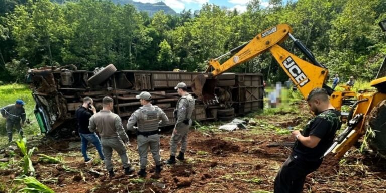 onibus-com-estudantes-cai-em-ribanceira-e-deixa-sete-mortos-no-rs