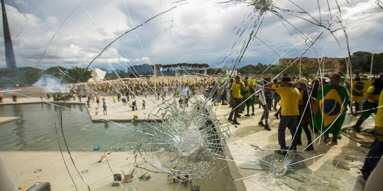 forcas-armadas-ja-foram-anistiadas-pelo-8-de-janeiro,-diz-historiador