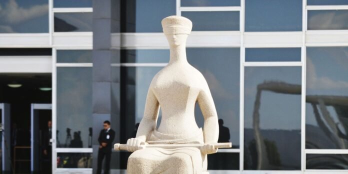 defesa-de-filipe-martins-recorre-de-multa-por-postagem-de-advogado