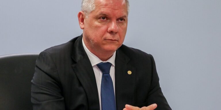 lula-determina-demissao-do-presidente-do-inss