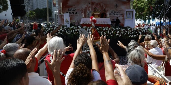 fieis-de-sao-jorge-e-ogum-ocupam-as-ruas-do-rio-em-festa-sincretica fieis-de-sao-jorge-e-ogum-ocupam-as-ruas-do-rio-em-festa-sincretica