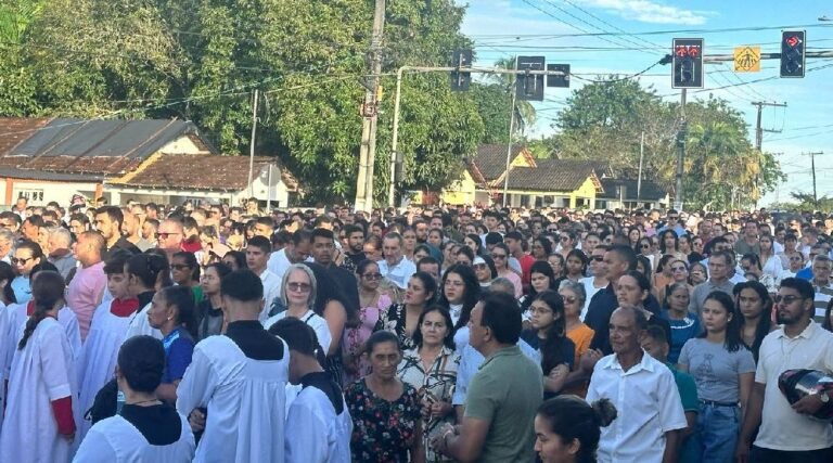 Fé, emoção e reflexão marcam a tradicional Via Sacra em Cruzeiro do Sul