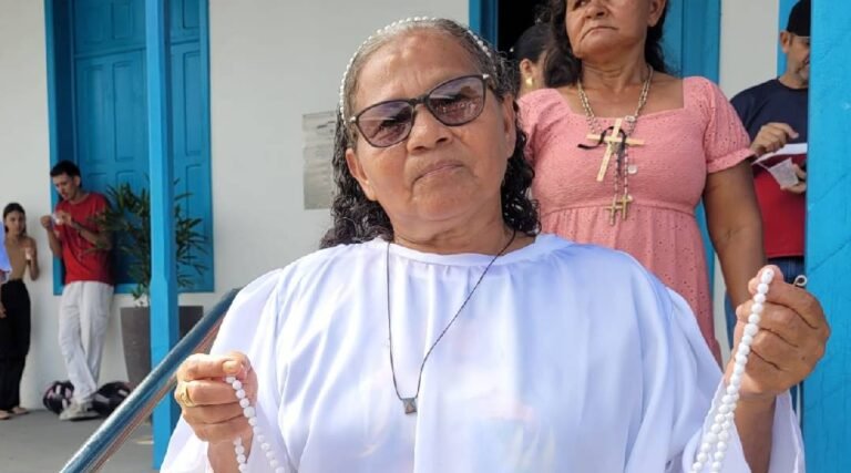 “Prometi e estou aqui”: idosa participa descalça da Via Sacra após se curar de infecção
