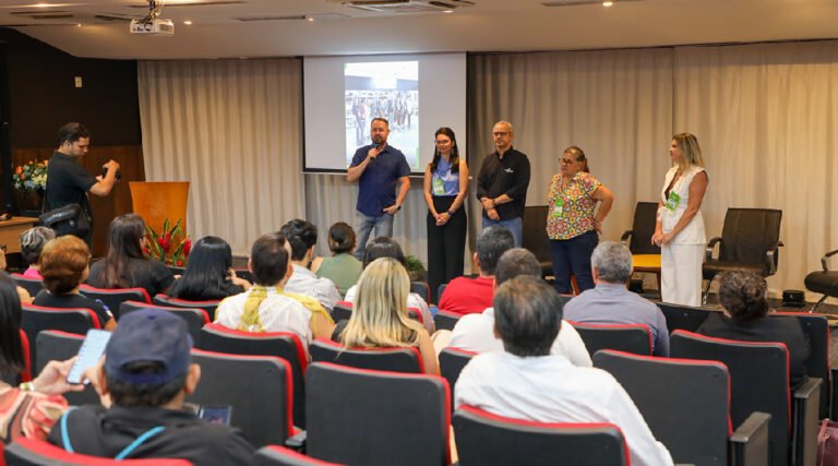 Artesãos são homenageados com palestra e entrega de kits