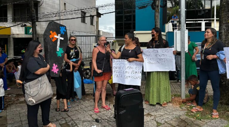 Mães e pais de autistas fazem ato em frente ao Palácio e na Aleac por políticas públicas efetivas