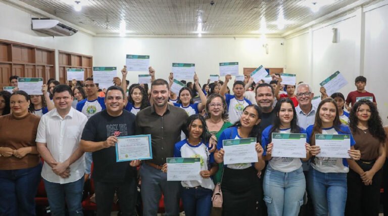 Em Brasiléia, Nicolau Jr entrega certificados para 100 alunos do curso de redação da Escola do Legislativo