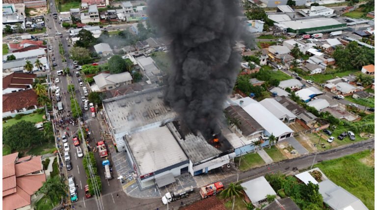 Vídeo: Incêndio de grandes proporções atinge lojas comerciais em Cruzeiro do Sul