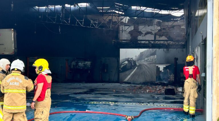 Incêndio mobiliza mais de 40 Bombeiros e consome 100 mil litros de água em Cruzeiro do Sul
