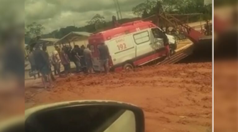 Ambulância do SAMU atola na travessia entre Rodrigues Alves e Cruzeiro do Sul