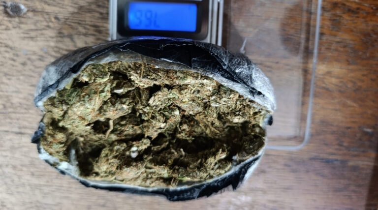 Mulher é presa ao tentar entrar com drogas no presídio Manoel Nery, em Cruzeiro do Sul