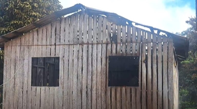 Incêndio destrói casa em comunidade rural de Guajará e criança fica ferida