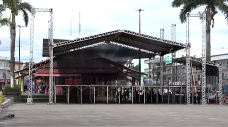 Montagem da estrutura para a Festa do Trabalhador em Cruzeiro do Sul está na fase final