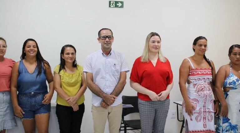 Curso de customização de sandálias oferece autonomia econômica e apoio emocional para mães atípicas de Cruzeiro do Sul