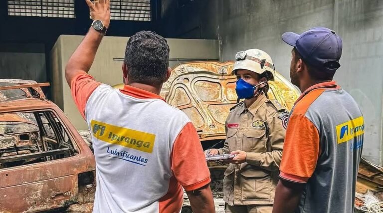 Bombeiros iniciam perícia para esclarecer incêndio de grandes proporções em Cruzeiro do Sul